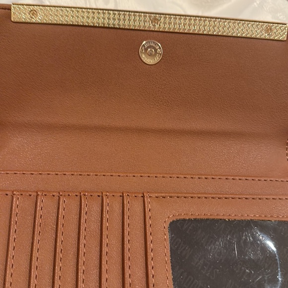 Brand new Steve Madden clutch wristlets bag with flower design - Picture 4 of 9